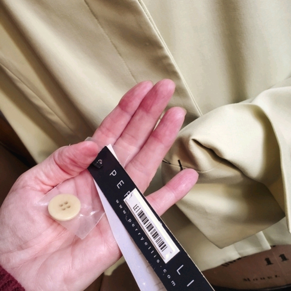 Perry Ellis cropped blazer - Picture 3 of 6